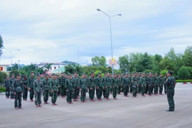 Cán bộ chiến sĩ Lữ đoàn 368 chuẩn bị lên đường làm nhiệm vụ phòng, chống bão vào sáng sớm 6-11.
