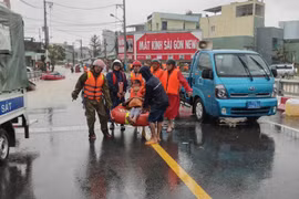 Lực lượng Công an đưa người dân vùng ngập ở phường Quy Nhơn Bắc về nơi an toàn.