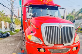 Hiện trường vụ va chạm giữa xe đầu kéo và xe lăn sáng 11-11 trên quốc lộ 1 qua phường Quy Nhơn Bắc, Gia Lai.