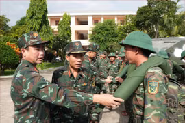 Thiếu tướng Đoàn Văn Nhất-Phó Chủ nhiệm Chính trị Quân khu 5 và Đại tá Nguyễn Thế Vinh, Chỉ huy trưởng Bộ CHQS tỉnh kiểm tra công tác chuẩn bị của bộ đội trước khi cơ động làm nhiệm vụ phòng chống bão số 13.