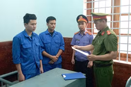 Hai đối tượng (từ trái sang) Lịnh, Quốc bị khởi tố, tạm giam về hành vi tổ chức sử dụng trái phép chất ma túy.