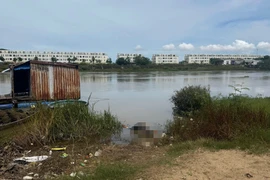 Thi thể nạn nhân trôi trên sông Hà Thanh được người dân địa phương phát hiện, đưa vào gần bờ.