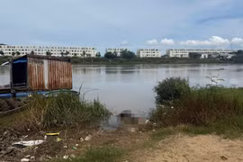 Thi thể nạn nhân trôi trên sông Hà Thanh được người dân địa phương phát hiện, đưa vào gần bờ.