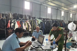 Lực lượng Quản lý thị trường và Công an kiểm tra địa điểm kinh doanh của Công ty TNHH Một thành viên L.T.