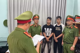 Hai đối tượng (từ trái qua) Vinh, Hảo tại thời điểm bị khởi tố, bắt tạm giam