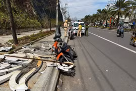 Người đàn ông chạy xe máy trên đường Nguyễn Tất Thành (thuộc phường Quy Nhơn, tỉnh Gia Lai) thì ngã ra đường, tử vong sau đó.