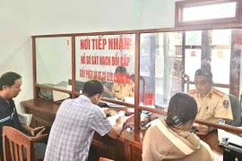 Người dân thực hiện thủ tục đổi GPLX tại Phòng Cảnh sát giao thông Công an tỉnh Gia Lai.