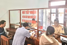 Người dân thực hiện thủ tục đổi GPLX tại Phòng Cảnh sát giao thông Công an tỉnh Gia Lai.