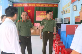 Thiếu tướng Lê Quang Nhân kiểm tra công tác chuẩn bị tổ chức bầu cử tại phường Ayun Pa