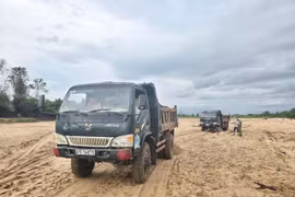 “Nóng” tình trạng khai thác cát trái phép tại Chư Drăng