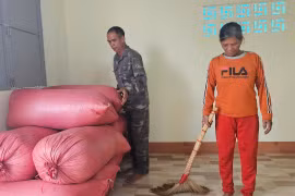 Vợ chồng ông Siu Kra-bà Siu Bôm (làng C, xã Gào, TP. Pleiku) vui mừng vì được Nhà nước hỗ trợ xây dựng nhà.