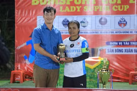 Cô gái Bahnar đam mê bóng đá phủi