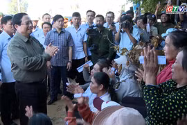 Thủ tướng Chính phủ Phạm Minh Chính động viên bà con xã Đề Gi đoàn kết để khắc phục hậu quả cơn bão số 13