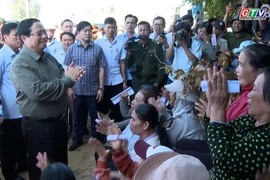 Thủ tướng Chính phủ Phạm Minh Chinh động viên bà con xã Đề Gi đoàn kết để khắc phục hậu quả cơn bão số 13