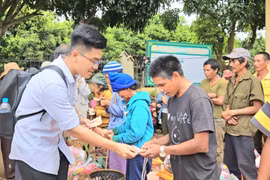 Mang yêu thương về buôn làng