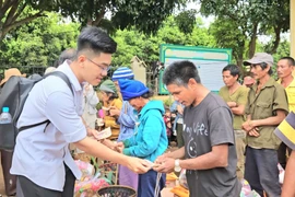 Mang yêu thương về buôn làng