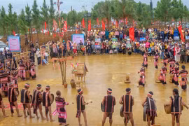 Hòa tiếng cồng chiêng vang vọng đại ngàn