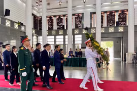 Đoàn đại biểu tỉnh Gia Lai viếng Nguyên Chủ tịch nước Trần Đức Lương