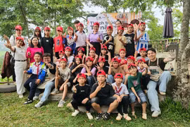 Hơn 100 học sinh Trường Tiểu học Lê Hồng Phong trải nghiệm làm gốm