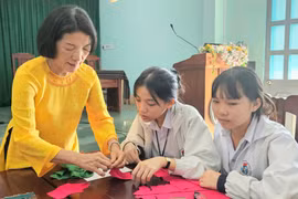 Các em học sinh hào hứng tham gia phần thi thiết kế “Áo dài minisize”. Ảnh: Ngọc Duy