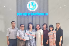 Hội Nữ doanh nhân tỉnh Gia Lai trao tiền hỗ trợ cho Bệnh viện Đa khoa tỉnh 