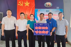 Chư Sê: Bàn giao công trình “Thắp sáng đường quê” năm 2025