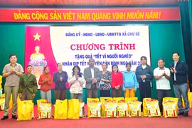 Công ty Cao su Chư Sê tặng quà Tết cho 70 hộ nghèo