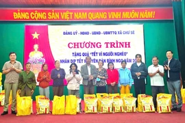 Cao su Chư Sê tặng quà Tết cho 70 hộ nghèo