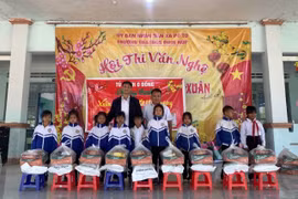 Trao quà Tết cho học sinh khó khăn của Trường Tiểu học và THCS Đinh Núp