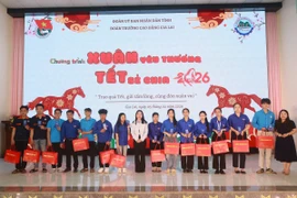 Trường Cao đẳng Gia Lai trao quà Tết cho học sinh, sinh viên khó khăn