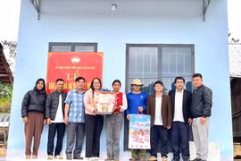 Bàn giao 2 căn Nhà Đại đoàn kết ở làng Brang Đak Kliết