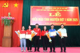 An Khê khen thưởng 10 tập thể, cá nhân xuất sắc trong phong trào hiến máu tình nguyện. Ảnh: Ngọc Minh