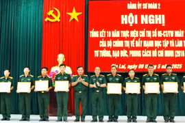 Sư đoàn 2 tổng kết 10 năm thực hiện Chỉ thị số 05-CT/TW của Bộ Chính trị. Ảnh: Tấn Hưởng