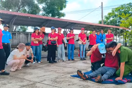 Thực tập phương án chữa cháy tại Agribank-Chi nhánh huyện Đak Pơ . Ảnh: Hà Bắc