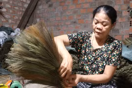Nghề bó chổi đót tại An Khê. Ảnh: Ngọc Minh