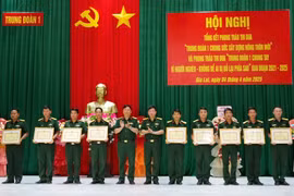 Trung đoàn 1 khen thưởng 11 tập thể, 6 cá nhân tiêu biểu trong phong trào xây dựng nông thôn mới, vì người nghèo. Ảnh: Ngọc Minh