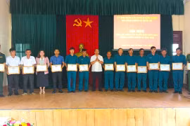 Kông Chro khen thưởng 45 tập thể, cá nhân xuất sắc trong công tác tuyển quân năm 2025. Ảnh: Ngô Chiến