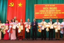 An Khê công bố quyết định chuẩn y cấp ủy tổ chức cơ sở Đảng trực thuộc. Ảnh: Ngọc Minh