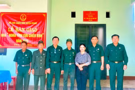 Kbang: Bàn giao nhà “Nghĩa tình cựu chiến binh” cho hội viên nghèo. Ảnh: Hữu Nở