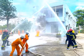 Thực tập phương án chữa cháy tại Điện lực An Khê. Ảnh: Hà Bắc