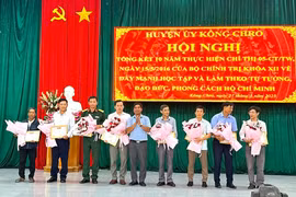 Kông Chro khen thưởng 32 tập thể, cá nhân tiêu biểu học tập và làm theo gương Bác. Ảnh: Thúy Ngọ