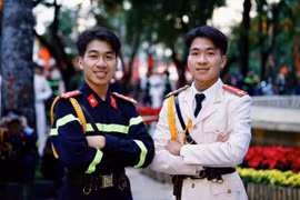 Hai anh em sinh đôi vinh dự tham gia diễu binh mừng Quốc khánh. Ảnh: Bình Quang