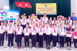 Đak Pơ: Tuyên dương 100 gương "Cháu ngoan Bác Hồ". Ảnh: Lan Anh