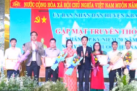 Kbang: Khen thưởng 35 tập thể, cá nhân có thành tích xuất sắc trong ngành y tế. Ảnh: Hồng Hạnh