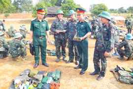 Đại diện lãnh đạo Sư đoàn 2 kiểm tra công tác huấn luyện sẵn sàng chiến đấu. Ảnh: Hoa Lê