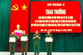 Sư đoàn 2 trao bằng khen của Bộ trưởng Bộ Quốc phòng cho 39 tập thể, cá nhân xuất sắc. Ảnh: Lê Hoa