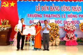Trường Tiểu học và THCS Lê Hồng Phong đón bằng đạt chuẩn quốc gia mức độ 1. Ảnh: Phương Liên