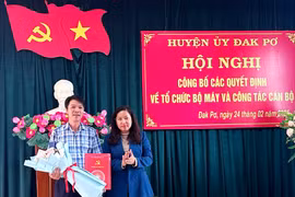 Đak Pơ công bố các quyết định về tổ chức bộ máy và công tác cán bộ. Ảnh: Ngọc Minh