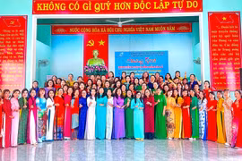 Đak Pơ: 115 cán bộ, hội viên phụ nữ trình diễn áo dài. Ảnh: Ngọc Minh