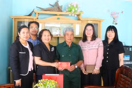 Phó Chủ tịch HĐND tỉnh Ayun H’Bút thăm, tặng quà gia đình chính sách tại Đak Pơ. Ảnh: Ngọc Minh